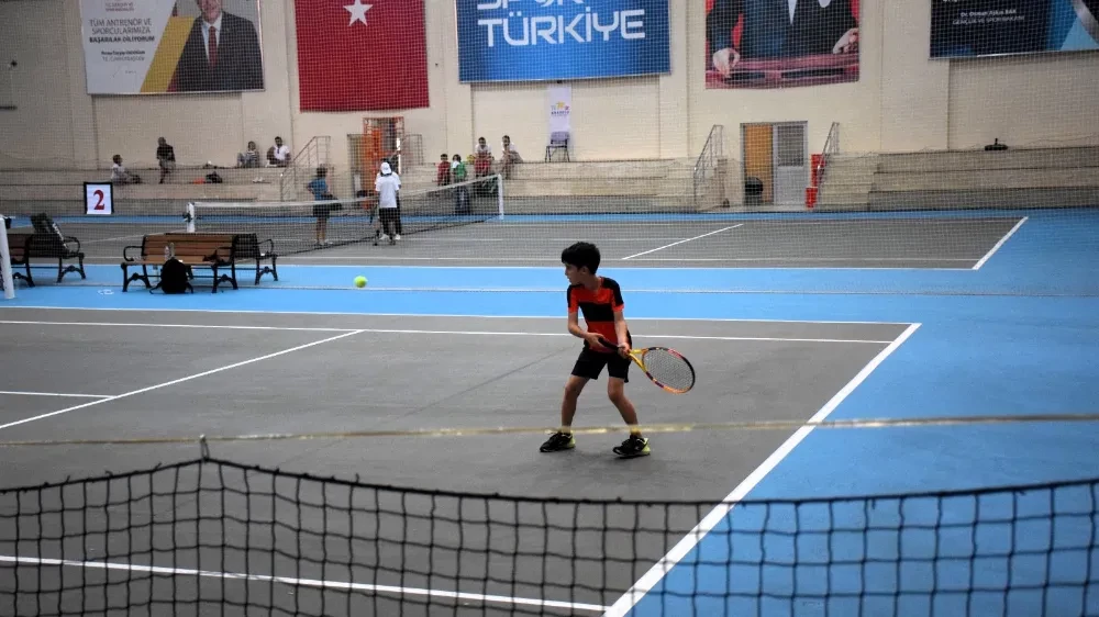 Tenis Federasyonu 12 Yaş Yaz Kupası Hız Kesmiyor