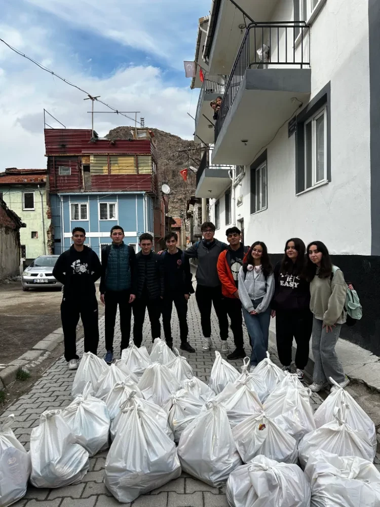 Afyon Lisesi Öğrencilerinden Ramazan Ayında Örnek Davranış