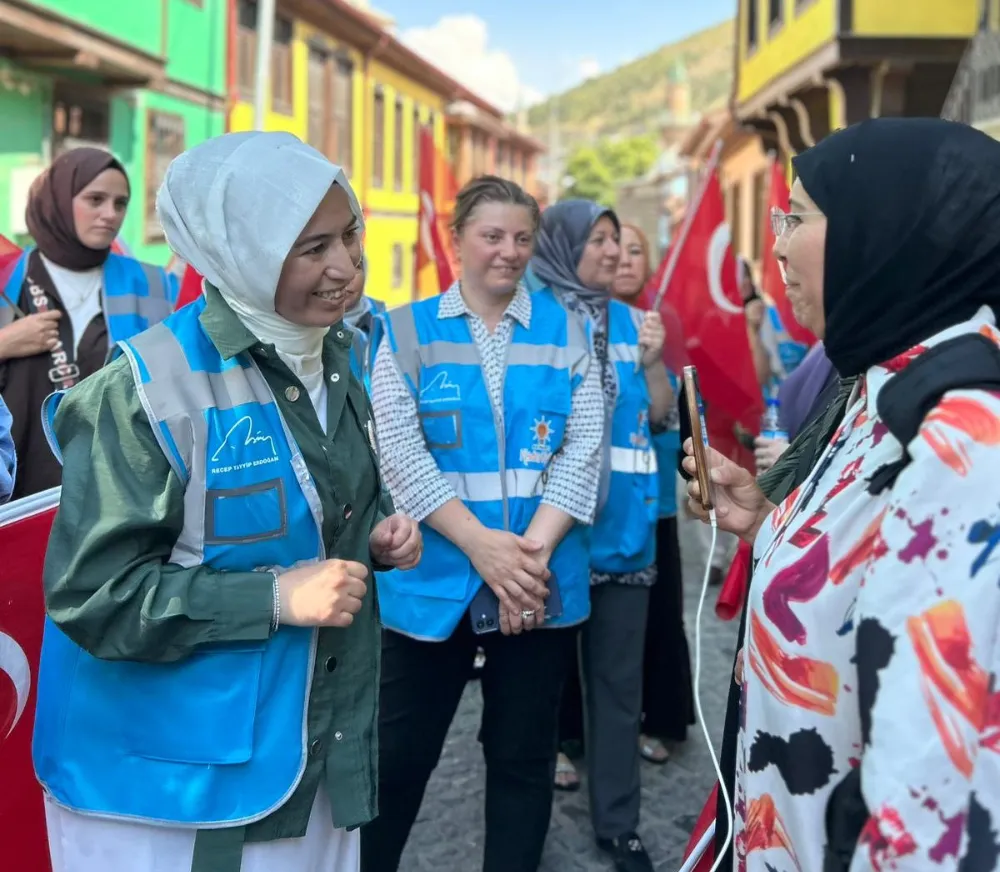 “TERÖRSÜZ TÜRKİYE” ÇAĞRISI AFYONKARAHİSAR’DA YANKI BULDU AK KADINLAR  BAYRAK DAĞITTI