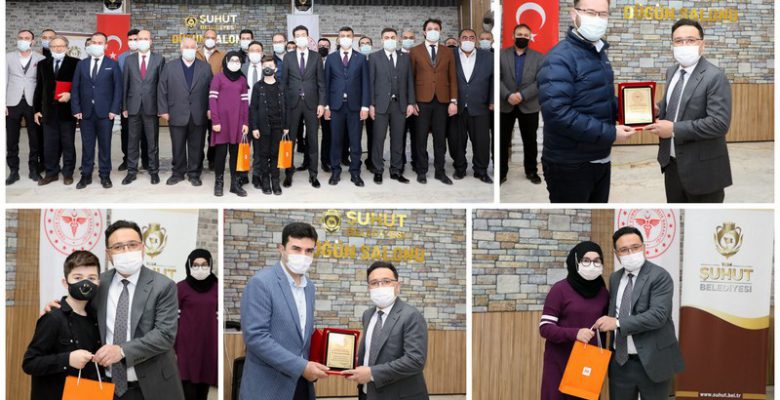 Hayırseverler plaketle ödüllendirildi