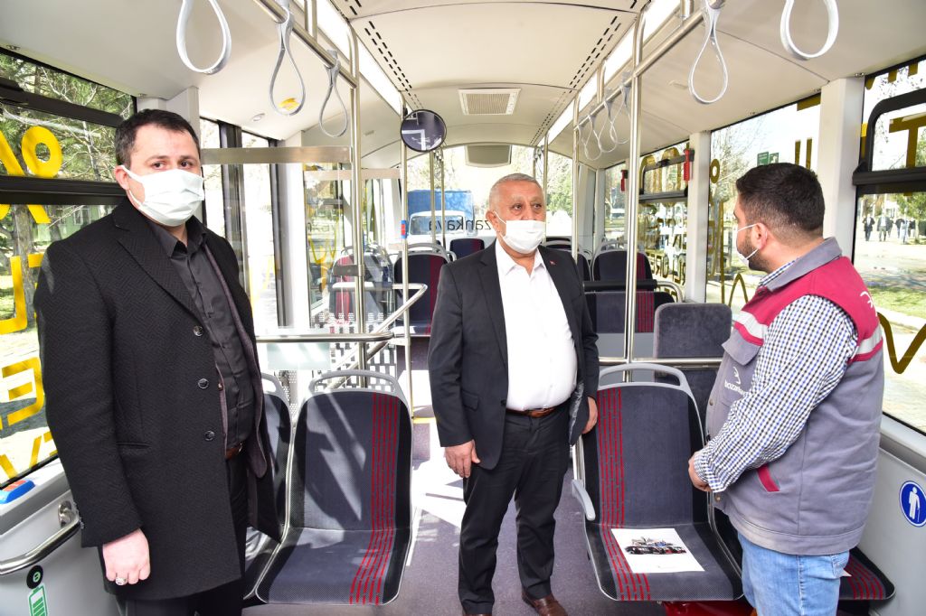 Başkan Zeybek elektrikli yerli otobüsü test etti