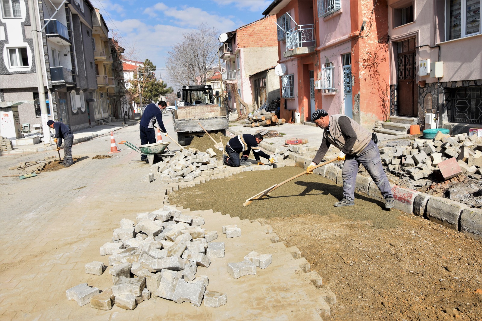 Çay’da yol tamirat çalışmaları başladı