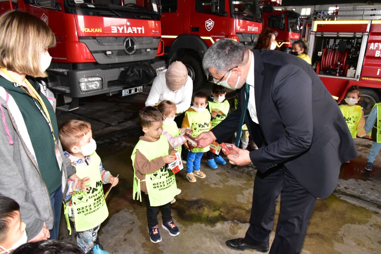 Özkaya; “Esnafımızın emrindeyiz”