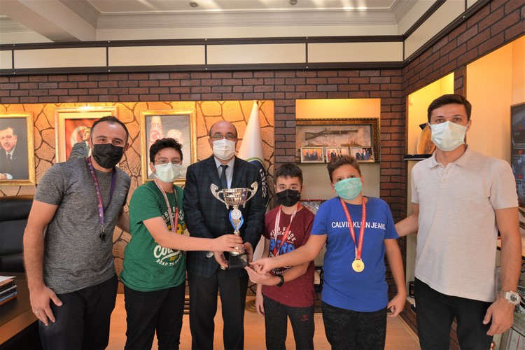 Masa tenisi şampiyonlarından Başkan Çöl’e ziyaret