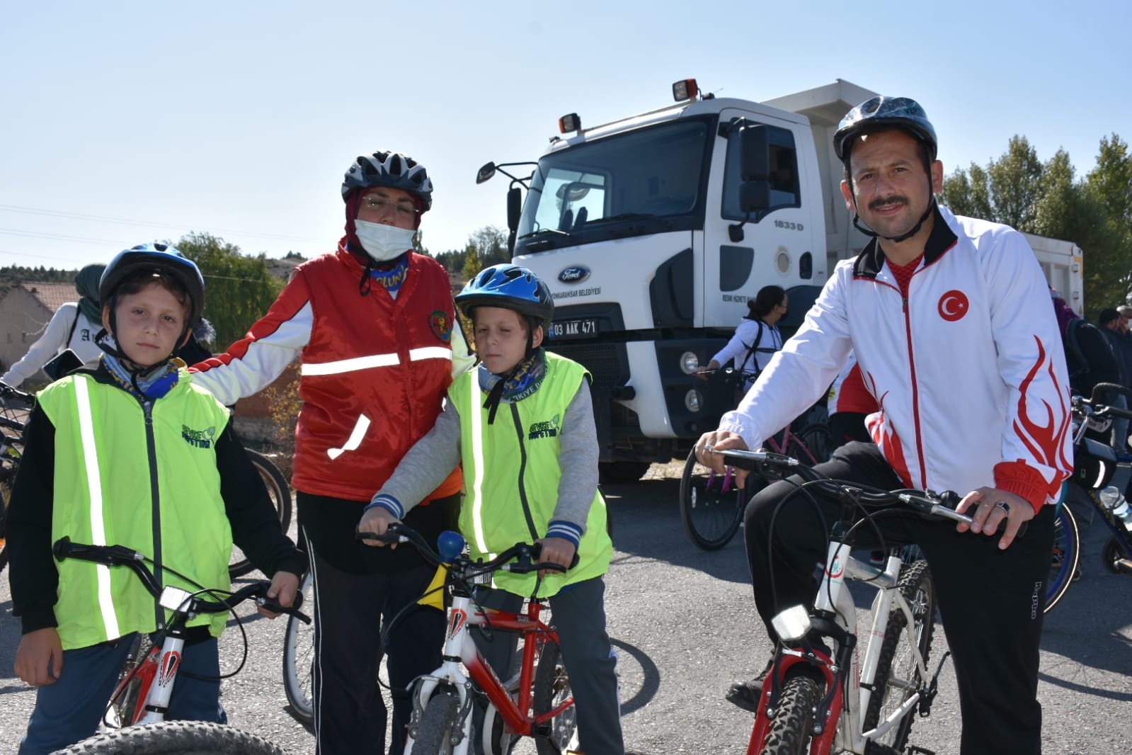 Bisikletçiler tarihi güzelliklerin arasında pedal çevirdi