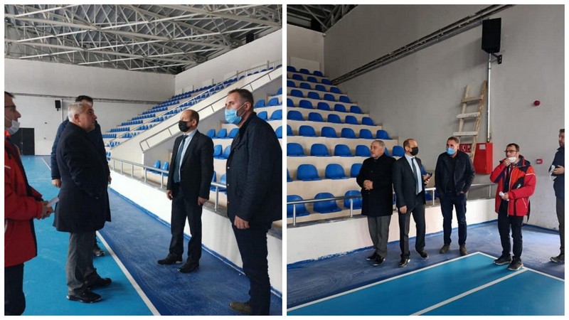Başkan Karaman, Dereci ile birlikte kapalı spor salonunu inceledi
